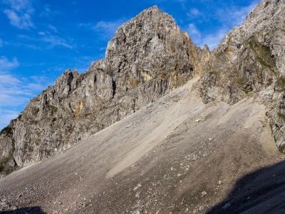 006-Ein Schuttkar muss beim Aufstieg ueberwunden werden